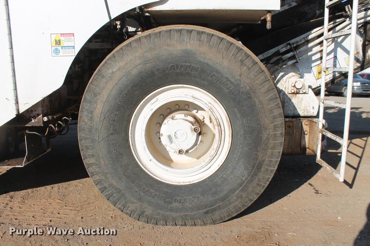 image for item DB5068 2013 Roadtec SB-2500E Shuttle Buggy material transfer vehicle