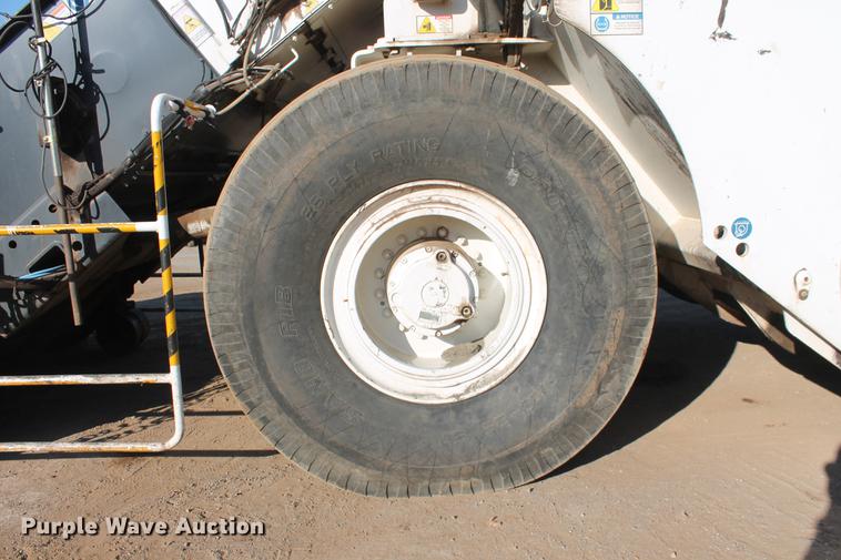 image for item DB5068 2013 Roadtec SB-2500E Shuttle Buggy material transfer vehicle