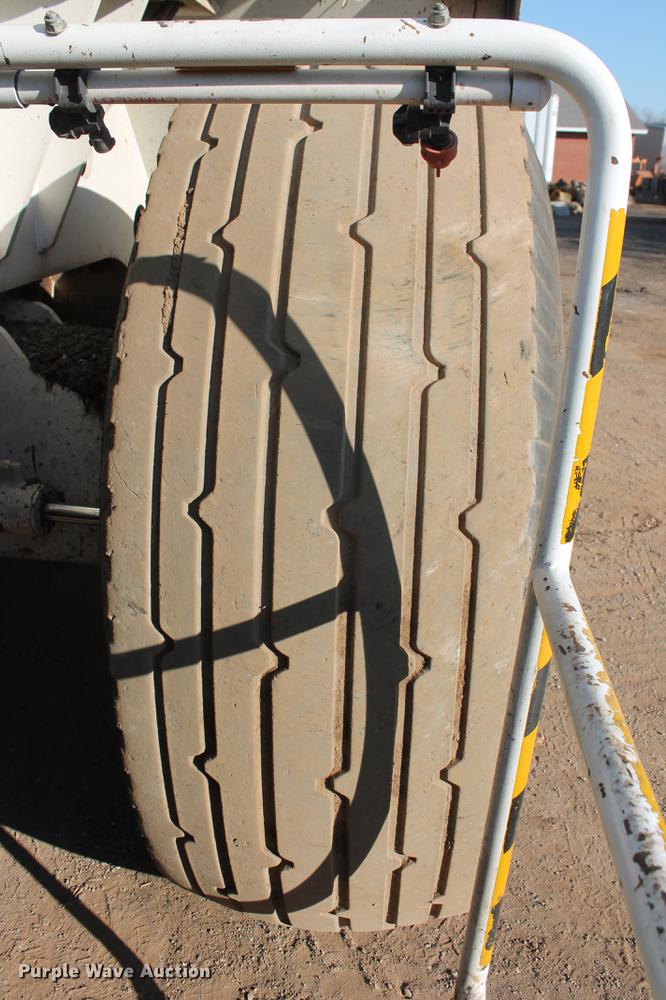 image for item DB5068 2013 Roadtec SB-2500E Shuttle Buggy material transfer vehicle