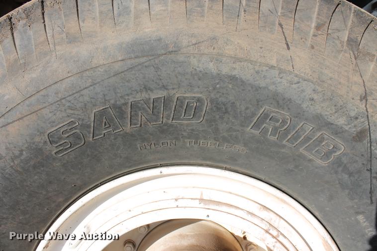 image for item DB5068 2013 Roadtec SB-2500E Shuttle Buggy material transfer vehicle