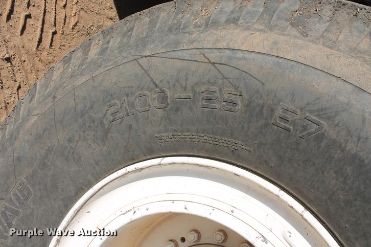 image for item DB5068 2013 Roadtec SB-2500E Shuttle Buggy material transfer vehicle