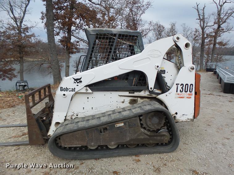 image for item DB5904 2005 Bobcat T300 skid steer