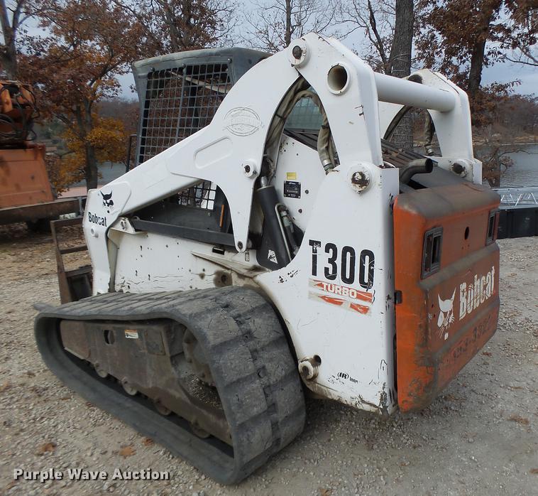 image for item DB5904 2005 Bobcat T300 skid steer