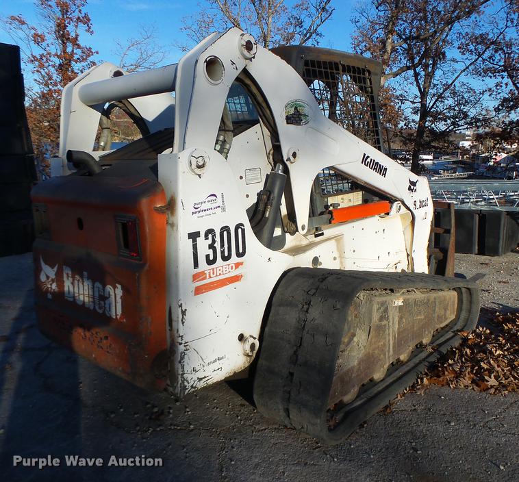 image for item DB5904 2005 Bobcat T300 skid steer