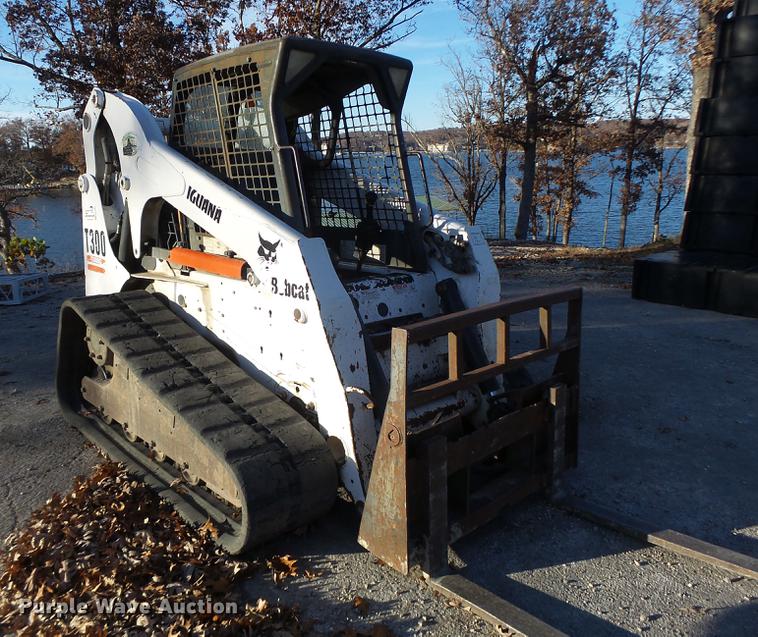 image for item DB5904 2005 Bobcat T300 skid steer
