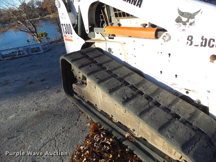 image for item DB5904 2005 Bobcat T300 skid steer
