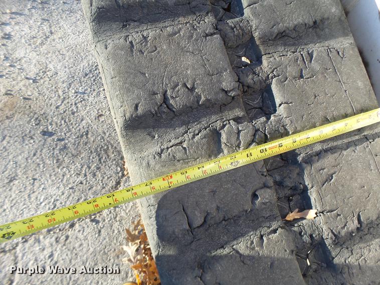 image for item DB5904 2005 Bobcat T300 skid steer