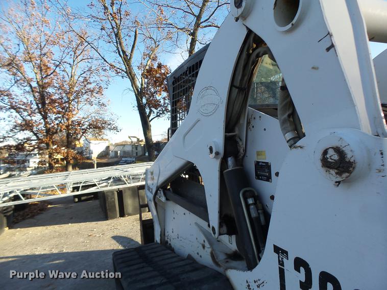 image for item DB5904 2005 Bobcat T300 skid steer