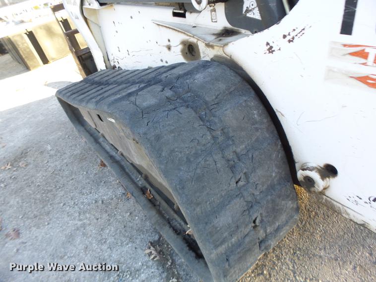 image for item DB5904 2005 Bobcat T300 skid steer