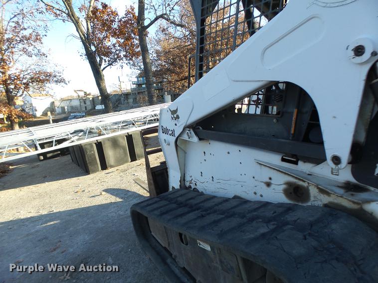 image for item DB5904 2005 Bobcat T300 skid steer