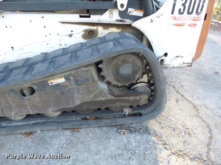 image for item DB5904 2005 Bobcat T300 skid steer