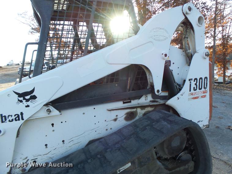 image for item DB5904 2005 Bobcat T300 skid steer
