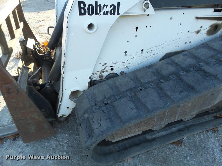 image for item DB5904 2005 Bobcat T300 skid steer