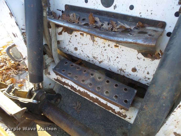 image for item DB5904 2005 Bobcat T300 skid steer