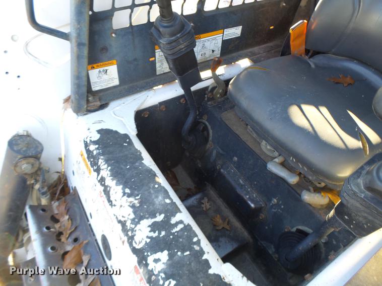image for item DB5904 2005 Bobcat T300 skid steer