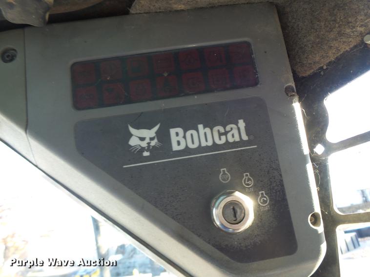 image for item DB5904 2005 Bobcat T300 skid steer