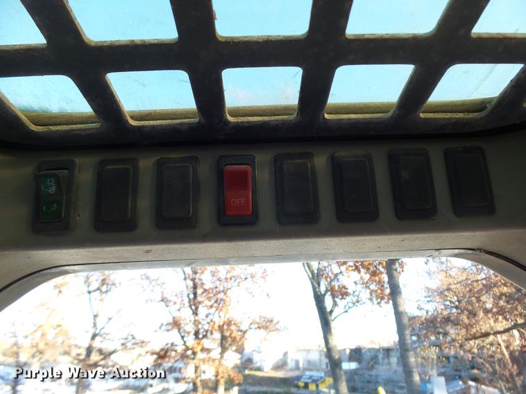 image for item DB5904 2005 Bobcat T300 skid steer