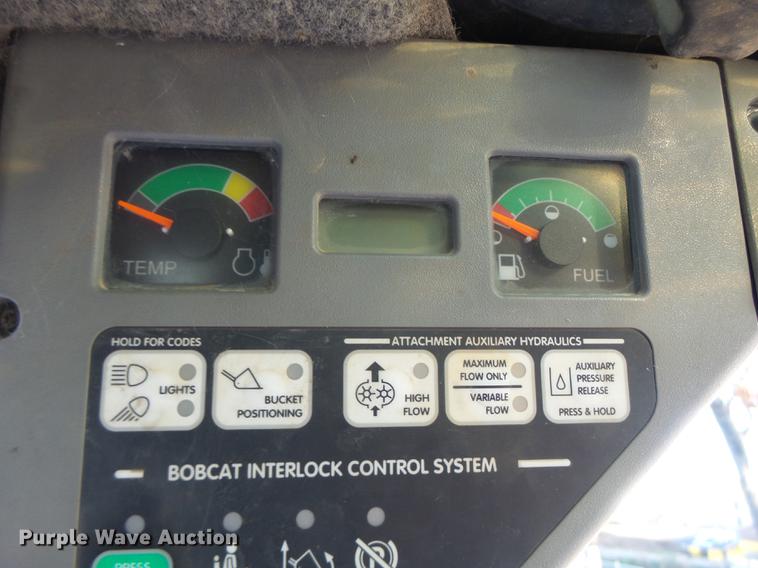 image for item DB5904 2005 Bobcat T300 skid steer