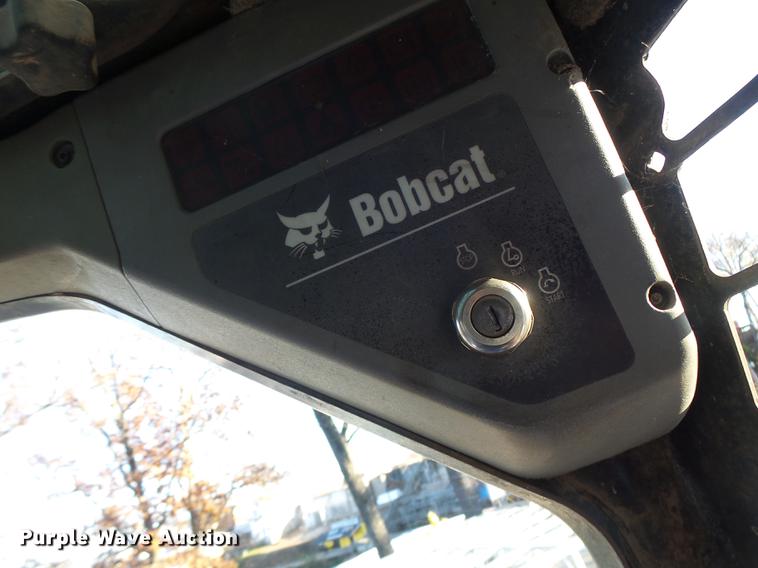 image for item DB5904 2005 Bobcat T300 skid steer