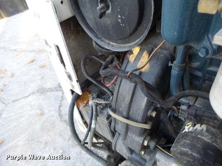 image for item DB5904 2005 Bobcat T300 skid steer