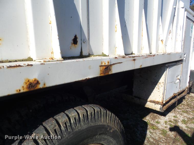 image for item DB6253 1990 Ford F700 chipper truck