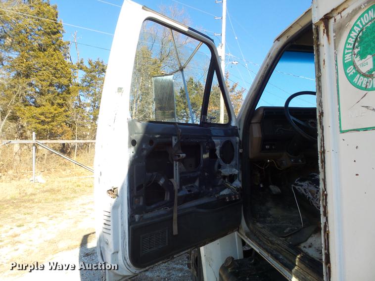 image for item DB6253 1990 Ford F700 chipper truck