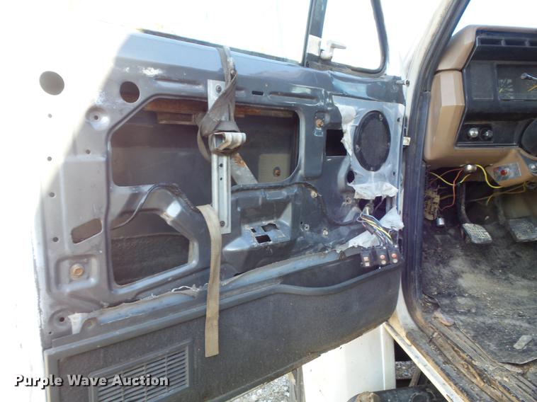 image for item DB6253 1990 Ford F700 chipper truck