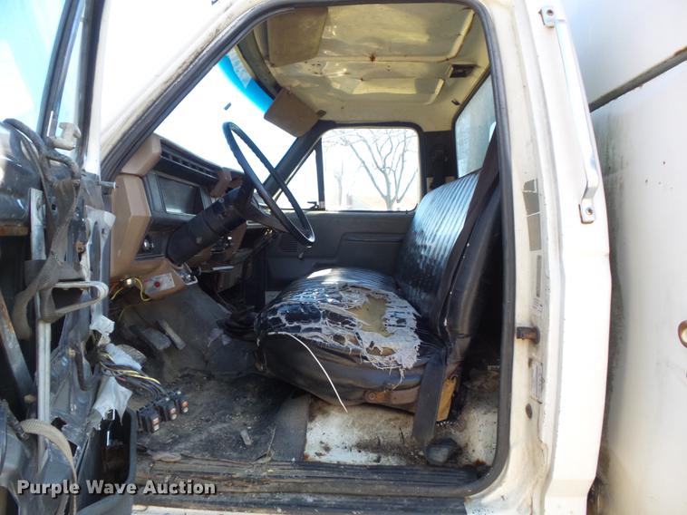 image for item DB6253 1990 Ford F700 chipper truck