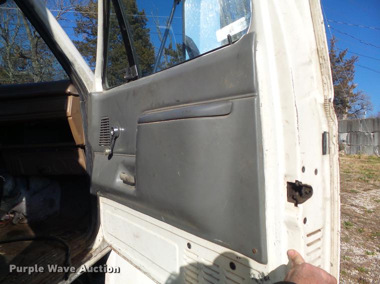 image for item DB6253 1990 Ford F700 chipper truck