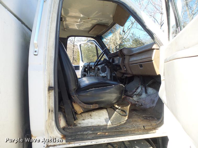 image for item DB6253 1990 Ford F700 chipper truck