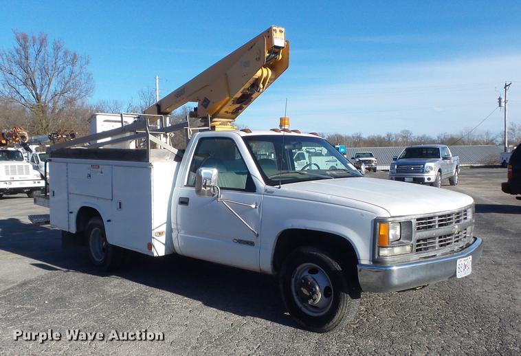 image for item DB6264 2000 Chevrolet 3500 bucket truck