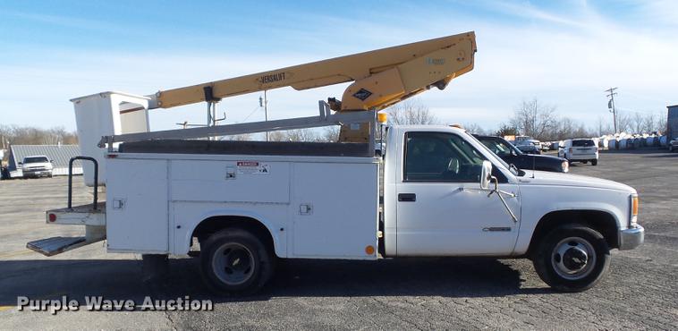 image for item DB6264 2000 Chevrolet 3500 bucket truck
