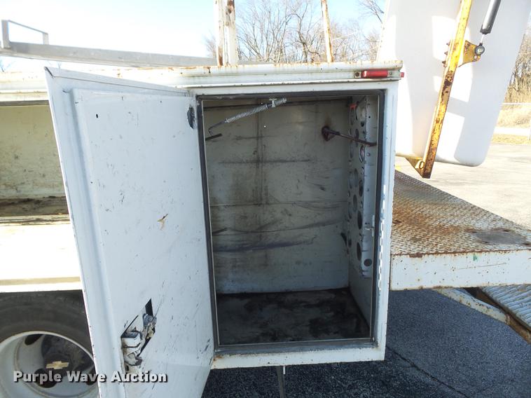 image for item DB6264 2000 Chevrolet 3500 bucket truck