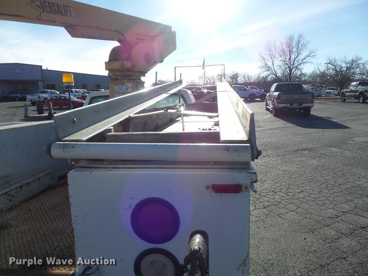 image for item DB6264 2000 Chevrolet 3500 bucket truck