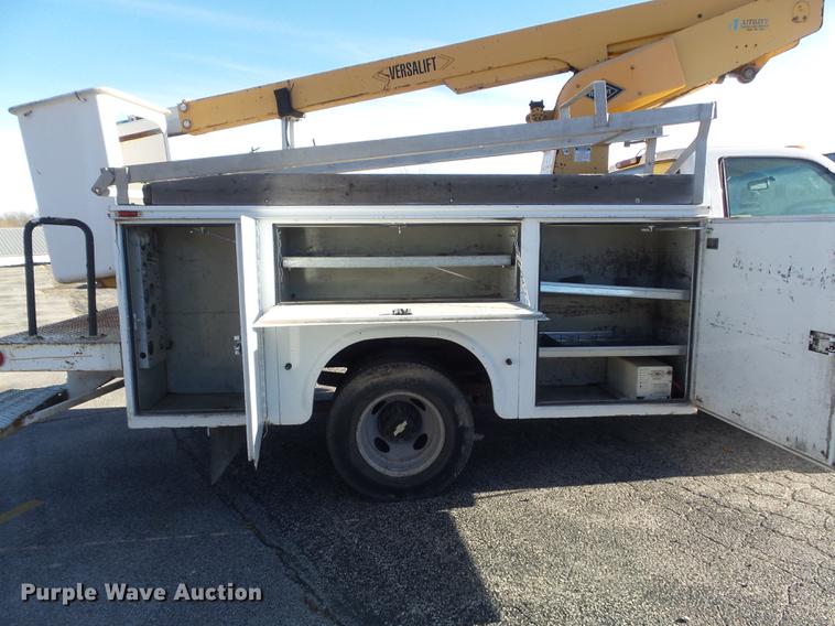 image for item DB6264 2000 Chevrolet 3500 bucket truck
