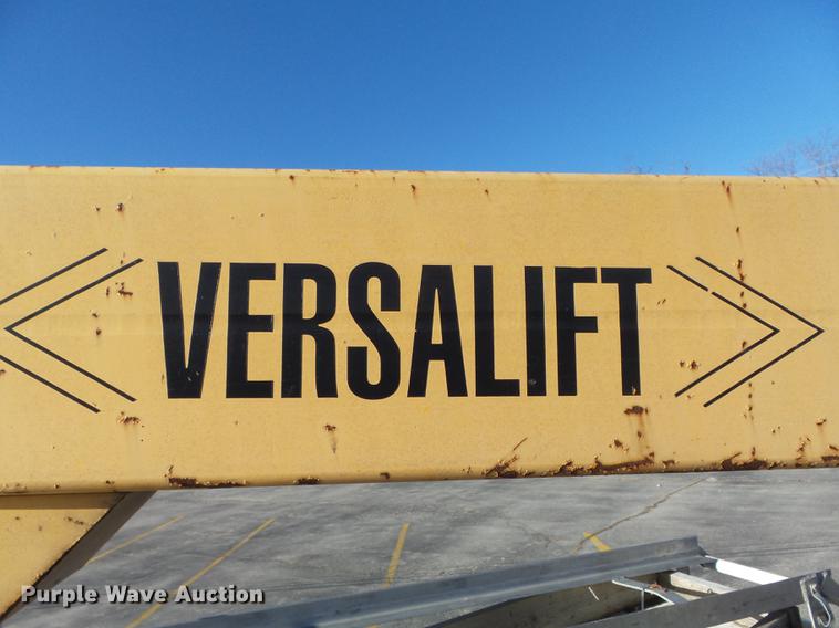 image for item DB6264 2000 Chevrolet 3500 bucket truck