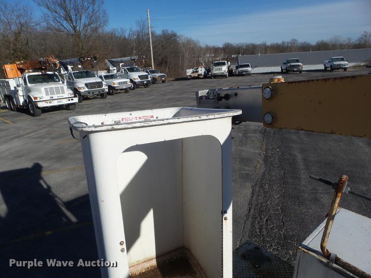 image for item DB6264 2000 Chevrolet 3500 bucket truck