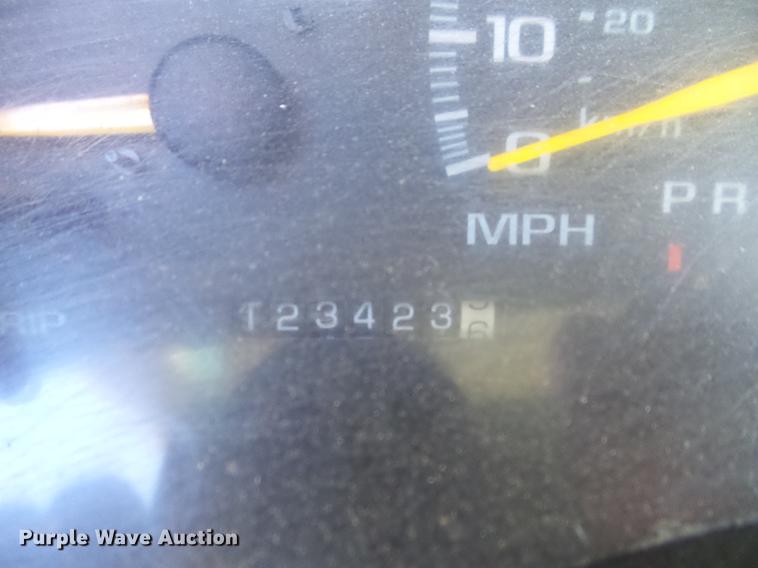 image for item DB6264 2000 Chevrolet 3500 bucket truck