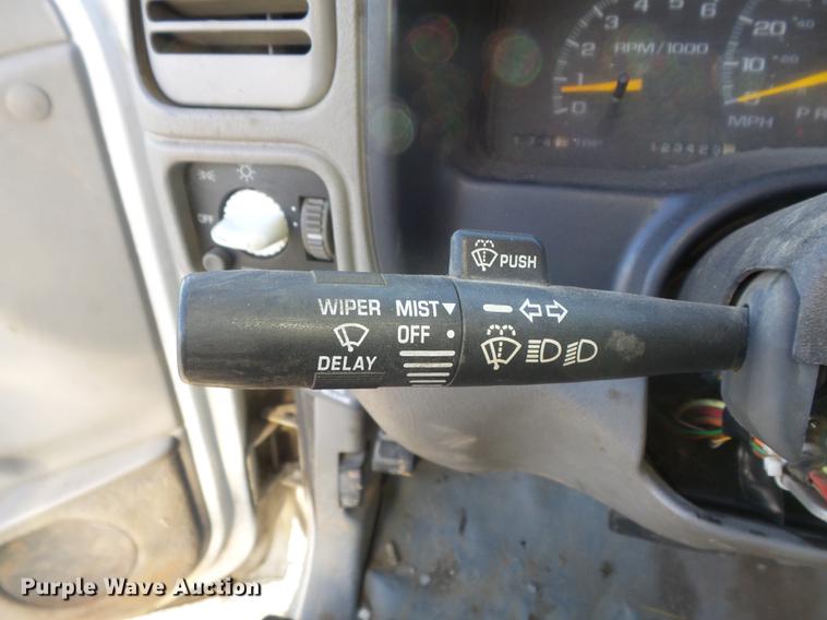 image for item DB6264 2000 Chevrolet 3500 bucket truck