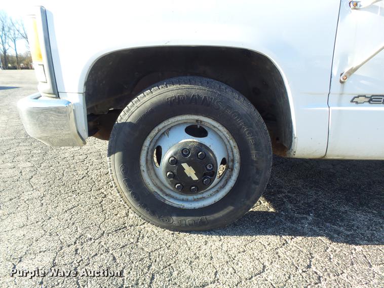 image for item DB6264 2000 Chevrolet 3500 bucket truck