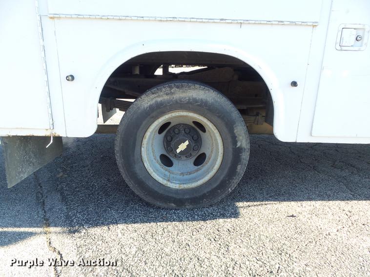 image for item DB6264 2000 Chevrolet 3500 bucket truck