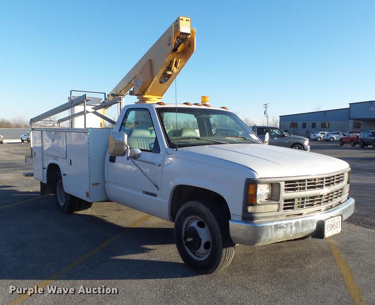 image for item DB6265 2000 Chevrolet 3500 bucket truck