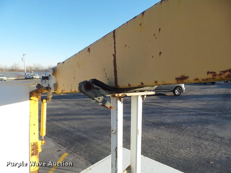 image for item DB6265 2000 Chevrolet 3500 bucket truck