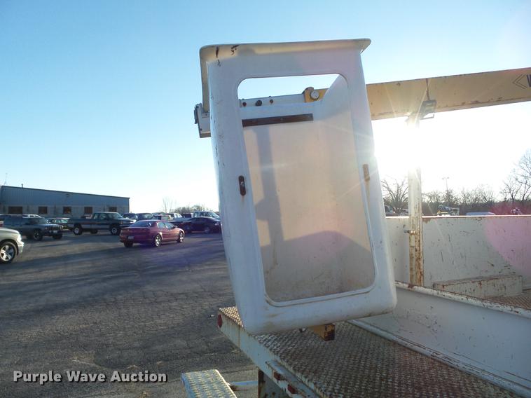 image for item DB6265 2000 Chevrolet 3500 bucket truck