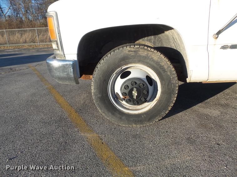 image for item DB6265 2000 Chevrolet 3500 bucket truck