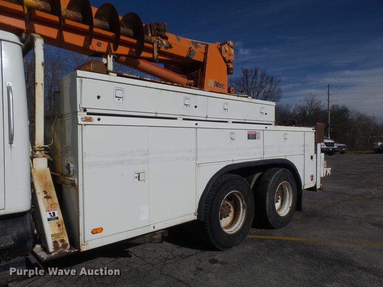 image for item DB6266 1991 International 4900 digger derrick truck