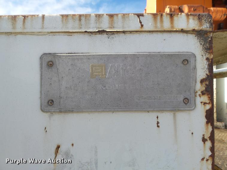 image for item DB6266 1991 International 4900 digger derrick truck