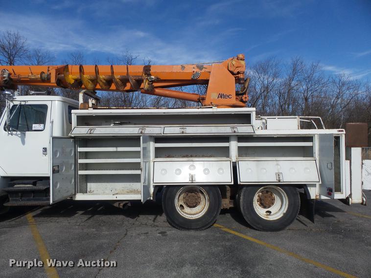 image for item DB6266 1991 International 4900 digger derrick truck