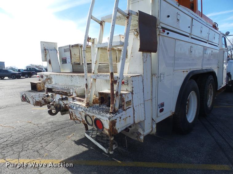 image for item DB6266 1991 International 4900 digger derrick truck