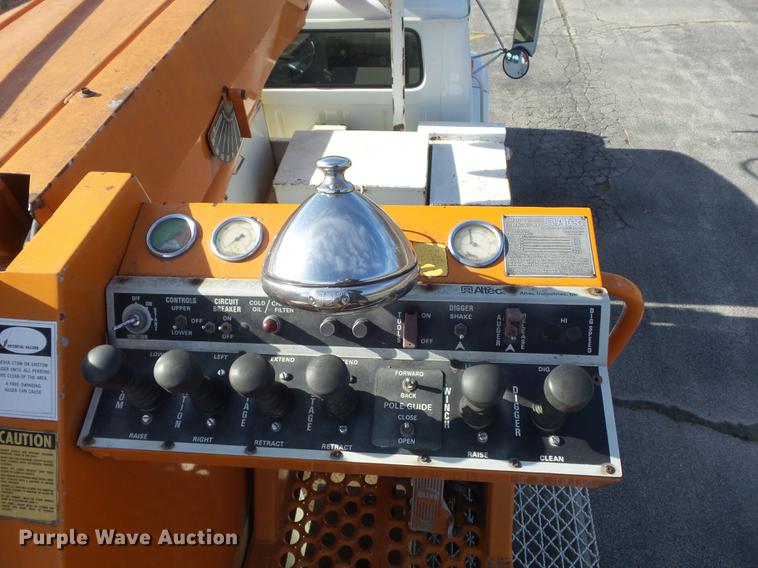 image for item DB6266 1991 International 4900 digger derrick truck